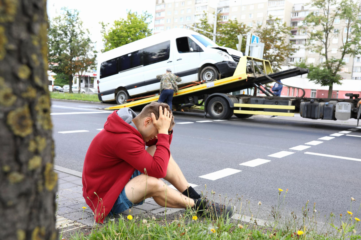 Tragiczny wypadek na B466 w Bawarii: dwie osoby zginęły po uderzeniu dostawczaka w drzewo