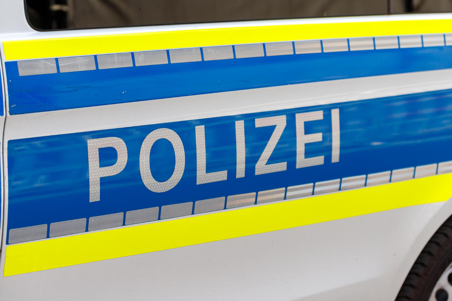Dwie eskalowane kontrole drogowe w dwóch landach. Czterech policjantów rannych, podejrzani zatrzymani