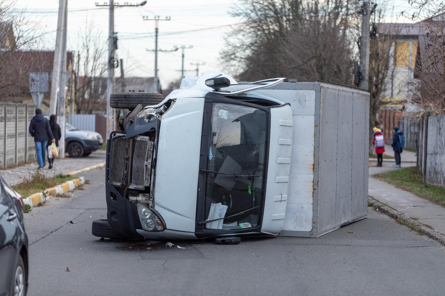 Uszkodzony asfalt i zamknięty pas na A62 po przewróceniu ciężarówki