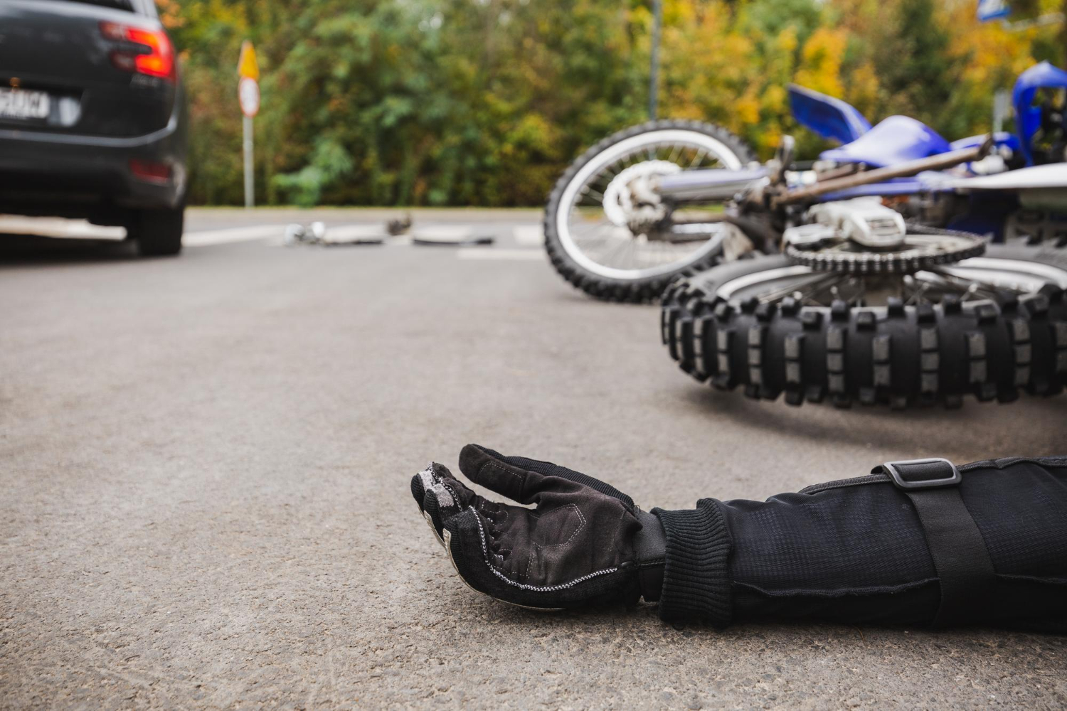 39‑letni motocyklista ciężko ranny. W regionie odnaleziono 14‑latkę; straż gasiła kilka pożarów